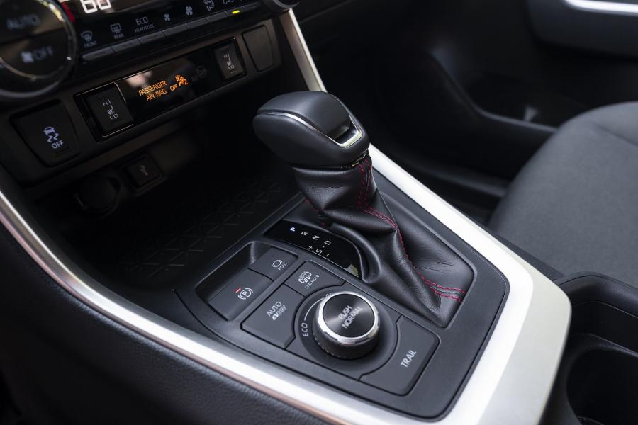 Детали интерьера Toyota RAV4 Prime SE 2020 года  (фото 32 из 37)